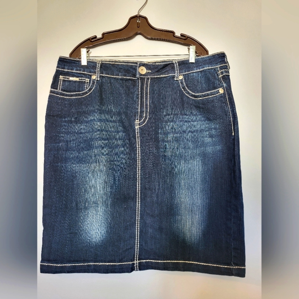 Carreli jean skirt NWOT size 38 (20" across